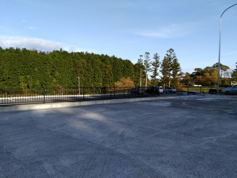 西行戻しの松公園の大型駐車場